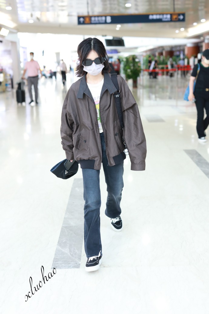 组图：张子枫最新机场饭拍图扎双马尾穿背心清新可爱第4张图片