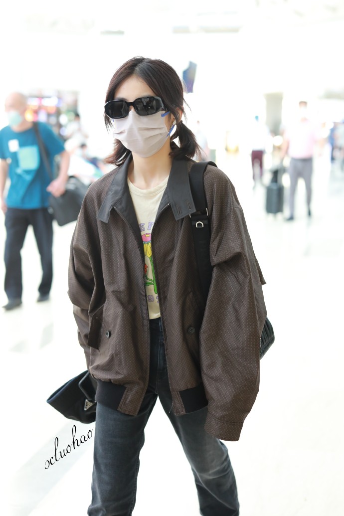 组图：张子枫最新机场饭拍图扎双马尾穿背心清新可爱第3张图片