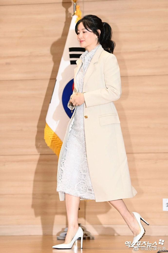 組圖：52歲李英愛出席活動 一身素白色套裝淡妝狀態好