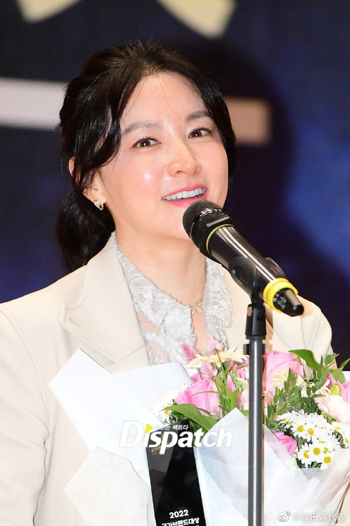 組圖：52歲李英愛出席活動 一身素白色套裝淡妝狀態好