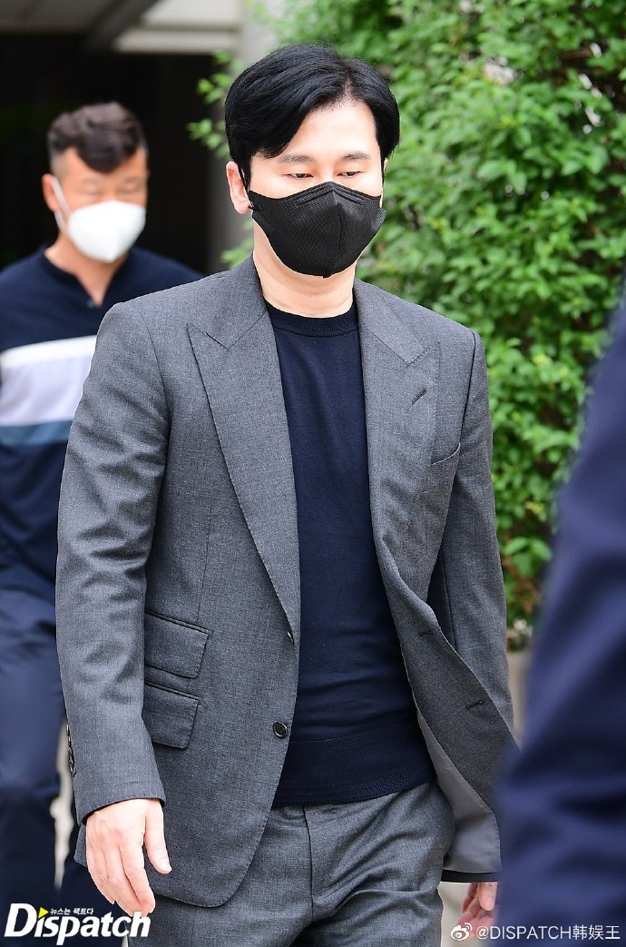 組圖：前YG代表樑鉉錫現身第五次庭審 表情嚴肅沉默不語