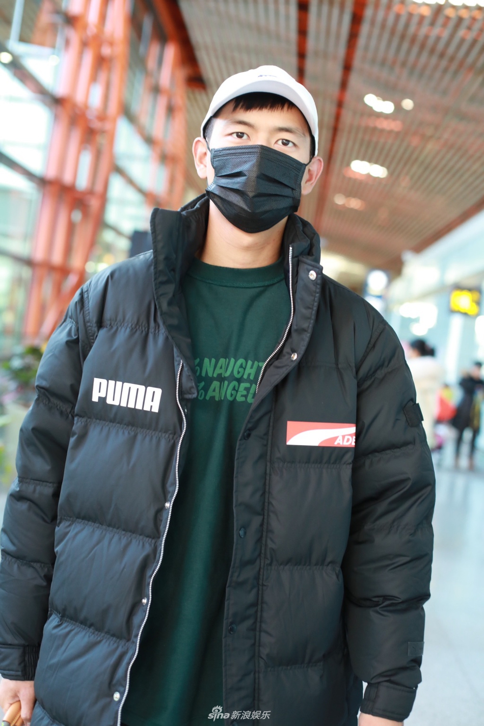 李现口罩遮面难掩帅气步伐潇洒_高清图集_新浪网