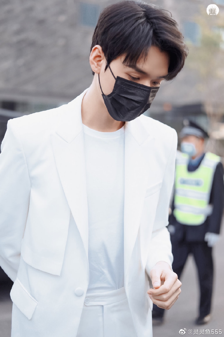 组图：龚俊《全球中文音乐榜上榜》上班路透白西装清爽