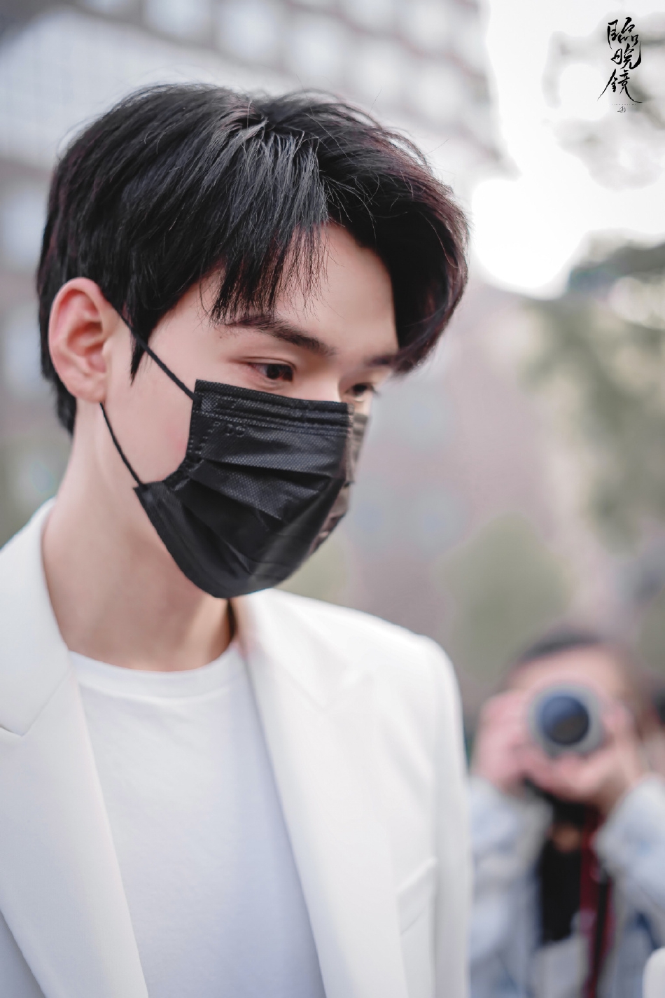 组图：龚俊《全球中文音乐榜上榜》上班路透白西装清爽