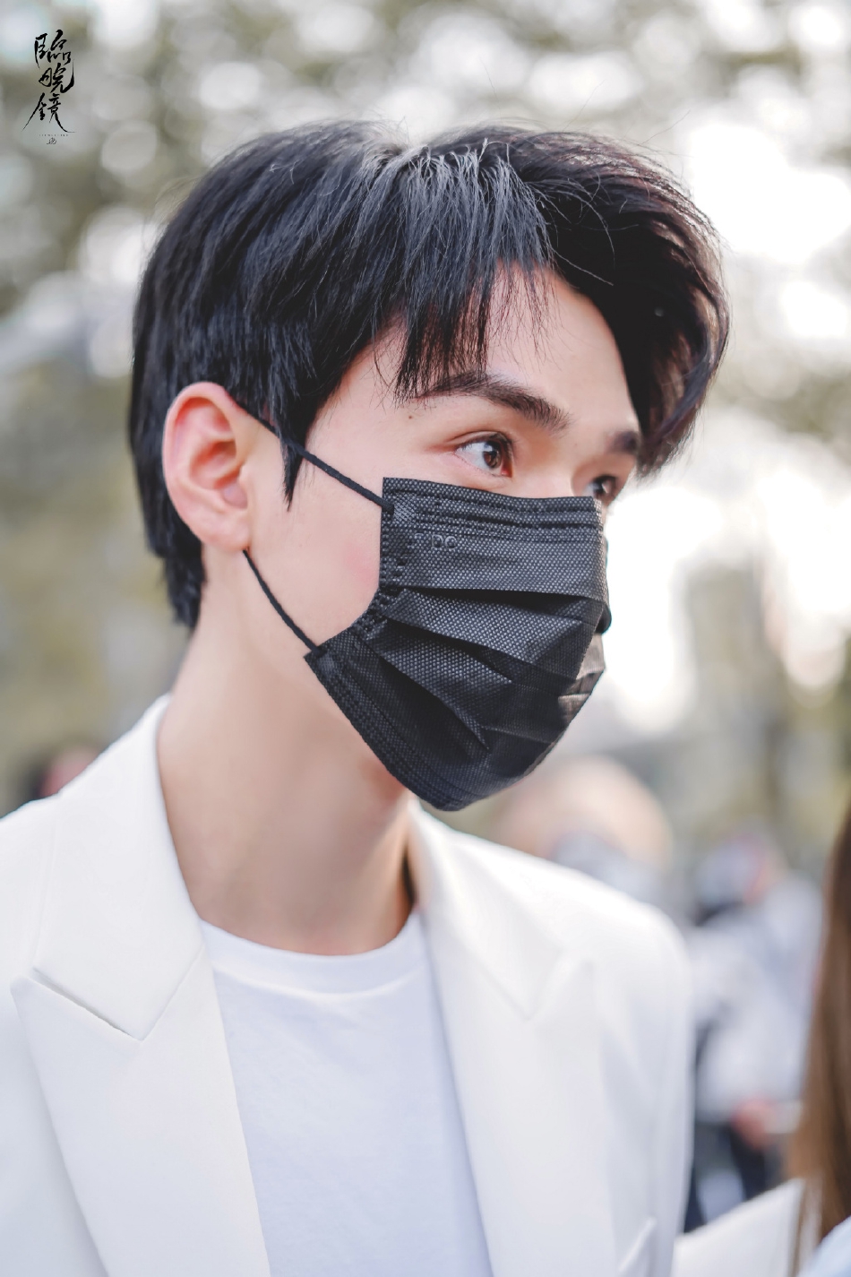 组图：龚俊《全球中文音乐榜上榜》上班路透白西装清爽