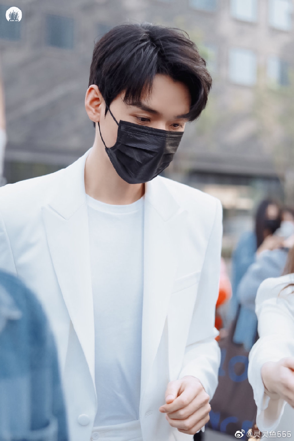 组图：龚俊《全球中文音乐榜上榜》上班路透白西装清爽