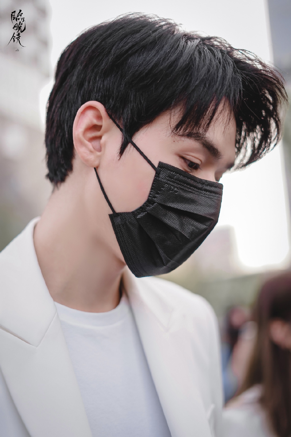 组图：龚俊《全球中文音乐榜上榜》上班路透白西装清爽