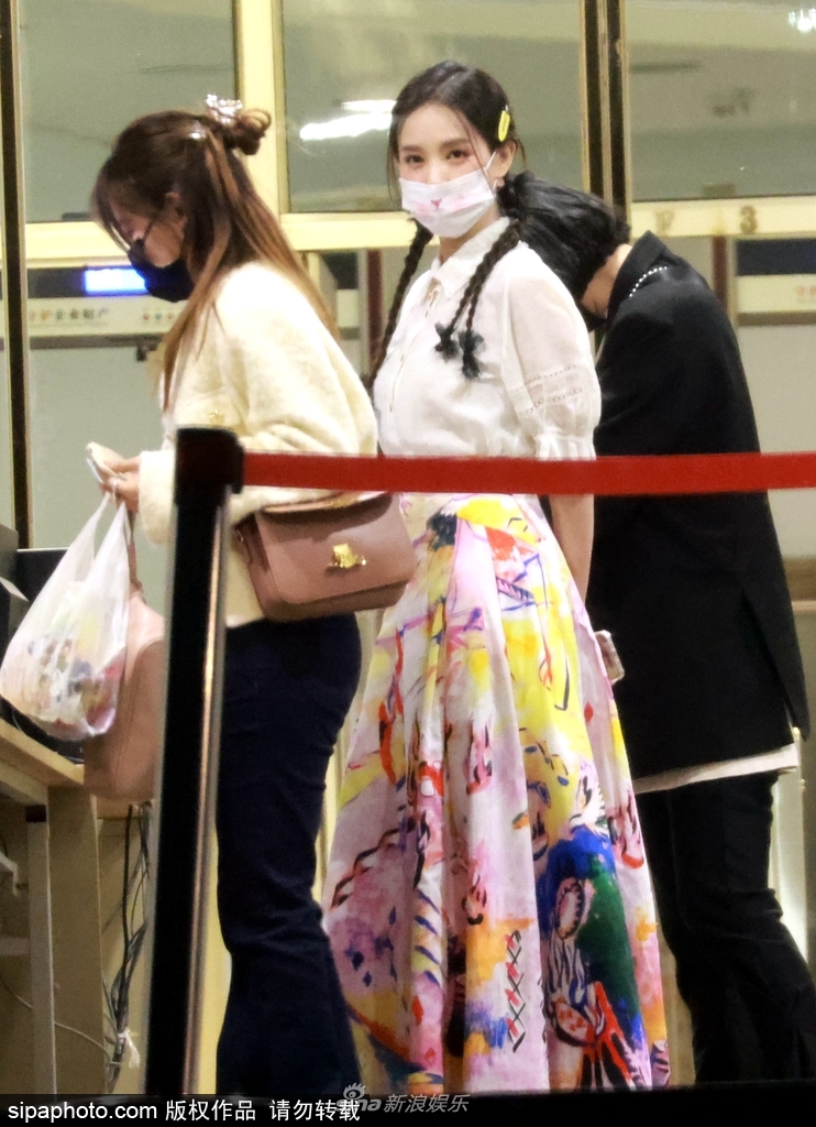 组图：李一桐梳麻花辫身着花色长裙现身录制“五四”晚会第4张图片