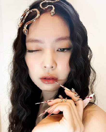 組圖：BLACKPINK萬聖節造型Jennie變美杜莎Lisa扮木偶人