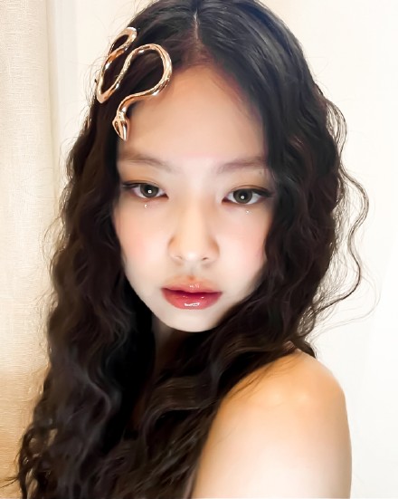 組圖：BLACKPINK萬聖節造型Jennie變美杜莎Lisa扮木偶人