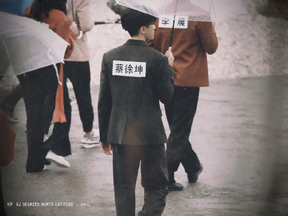 组图：蔡徐坤《奔跑吧》路透曝光被沙溢搂腰关系超好惹人羡第5张图片