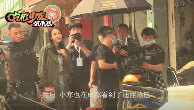 组图：迪丽热巴现身街头拍戏风衣造型路透干练清爽第1张图片