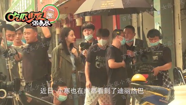 组图：迪丽热巴现身街头拍戏风衣造型路透干练清爽第2张图片