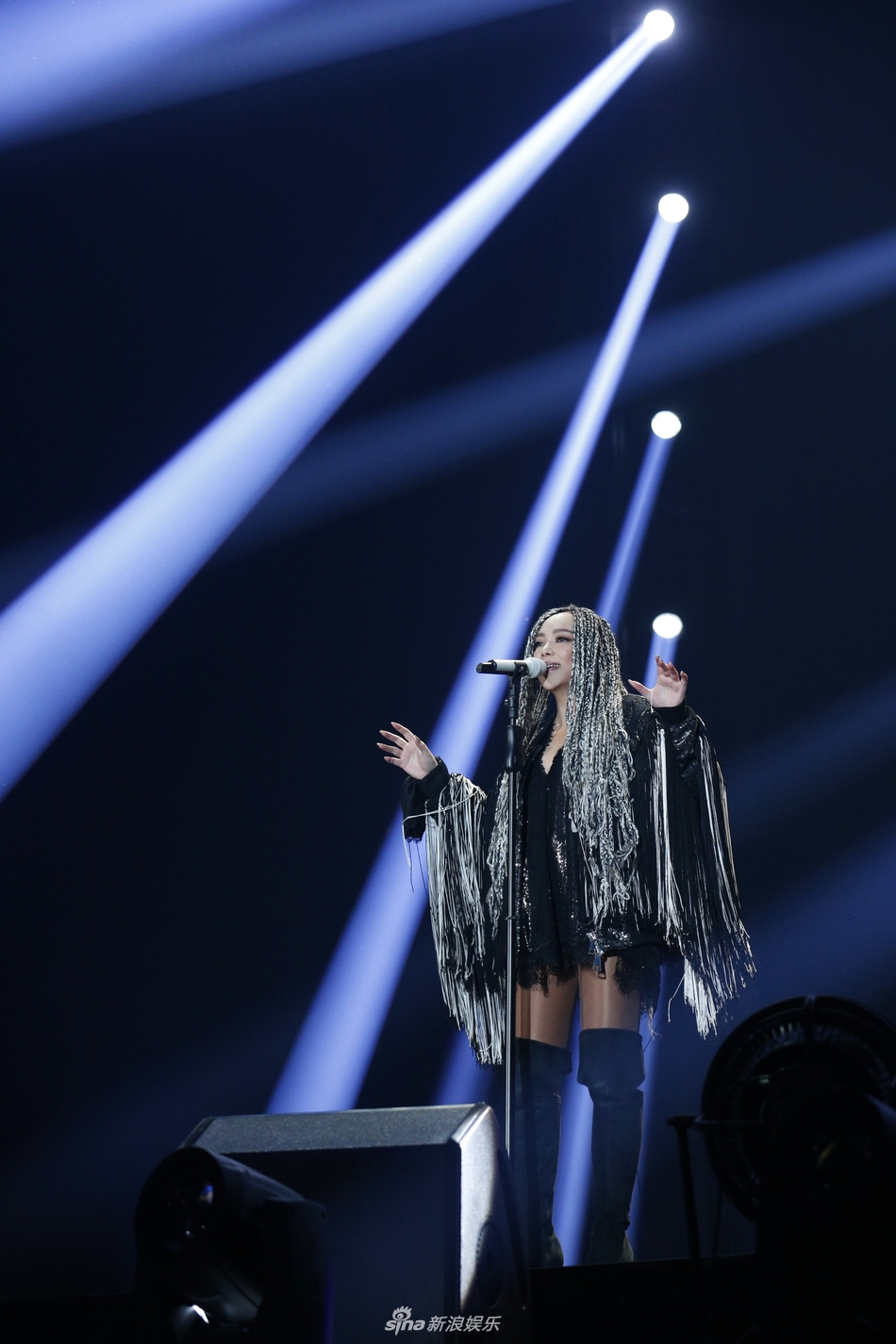 组图张惠妹高雄演唱会连唱八场梳脏辫合影举重选手