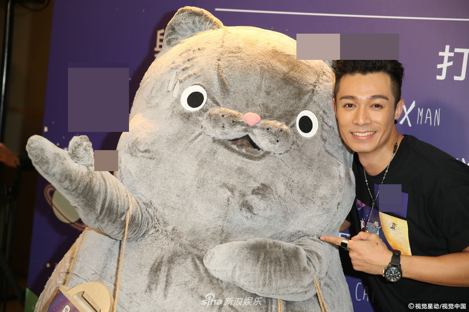 组图:周柏豪与卡通人偶玩抱抱 扮可爱变表情包