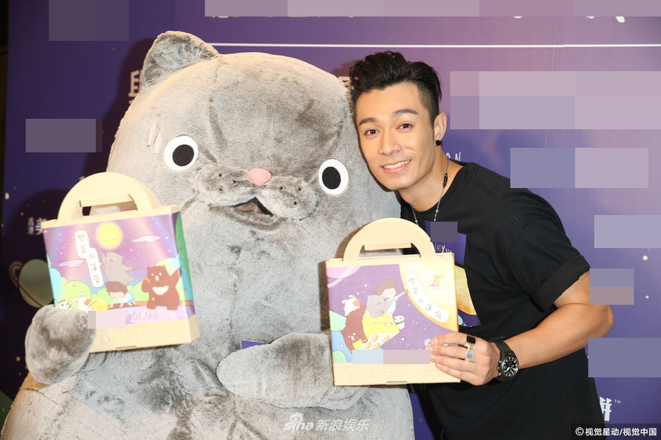 组图:周柏豪与卡通人偶玩抱抱 扮可爱变表情包