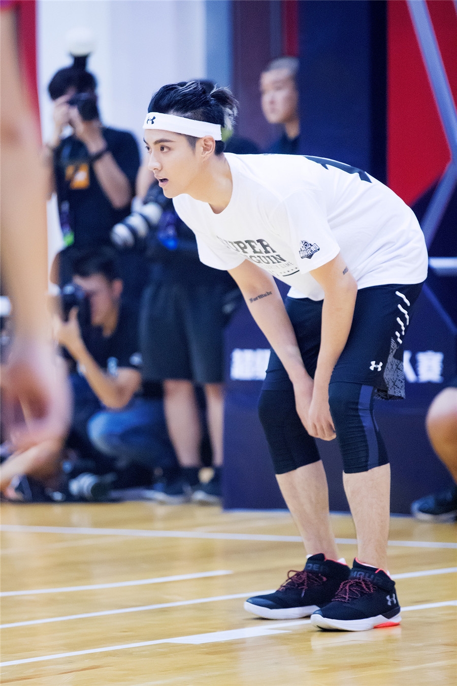 组图:发带少年 吴亦凡篮球赛热血造型盘点