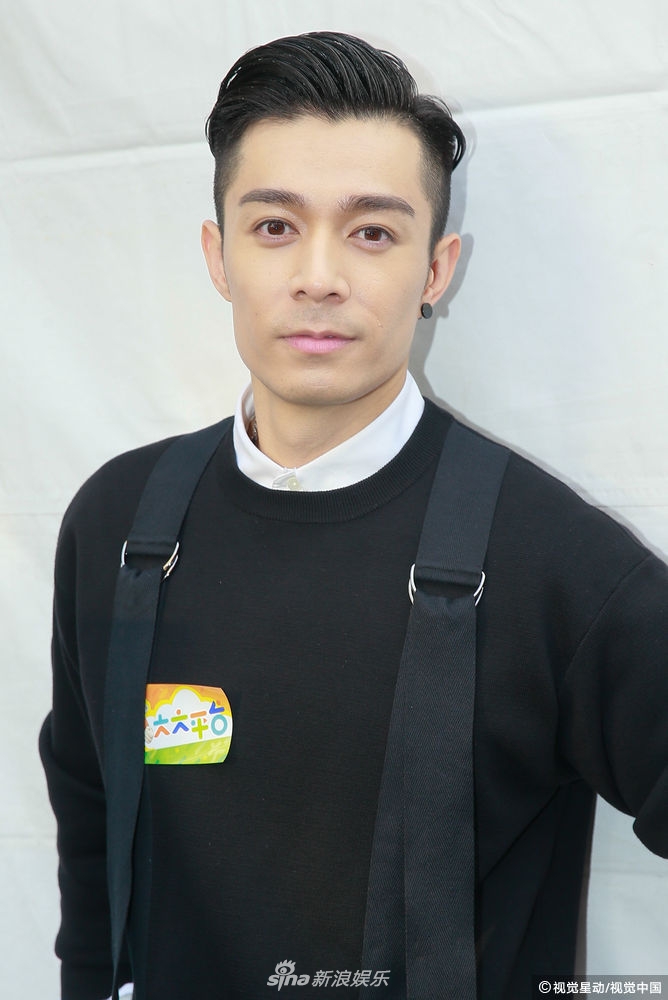 组图:"乐少"周柏豪为新东家站台 一身黑帅气有型