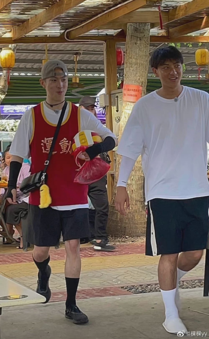 组图：黄子韬晒与马伯骞同框照调侃自己比黑柱子都黑第2张图片