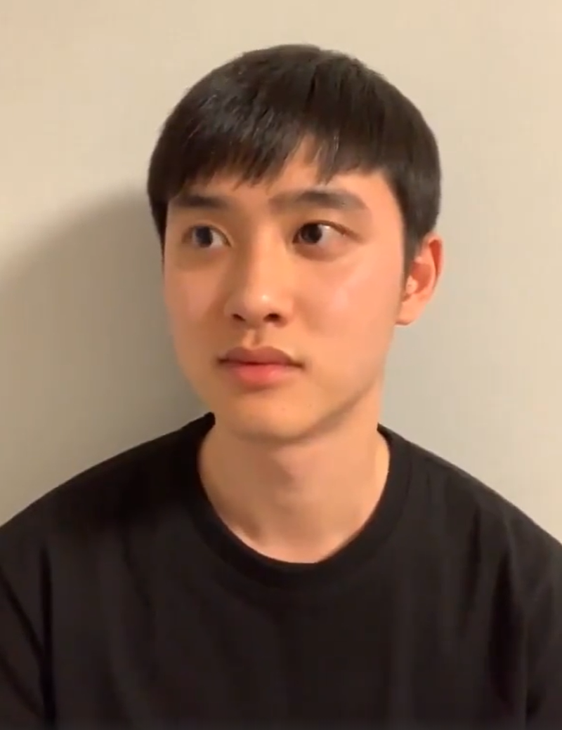 組圖：都暻秀退伍後首露面素顏狀態好 透露正在準備專輯中