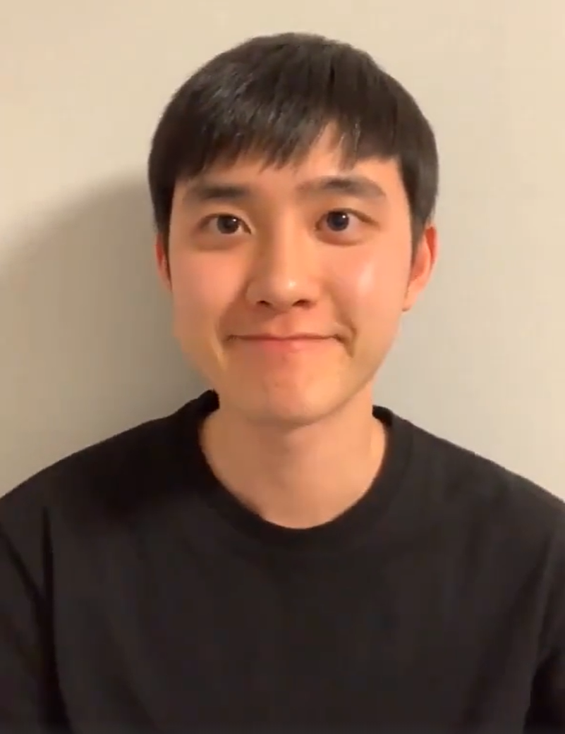 組圖：都暻秀退伍後首露面素顏狀態好 透露正在準備專輯中