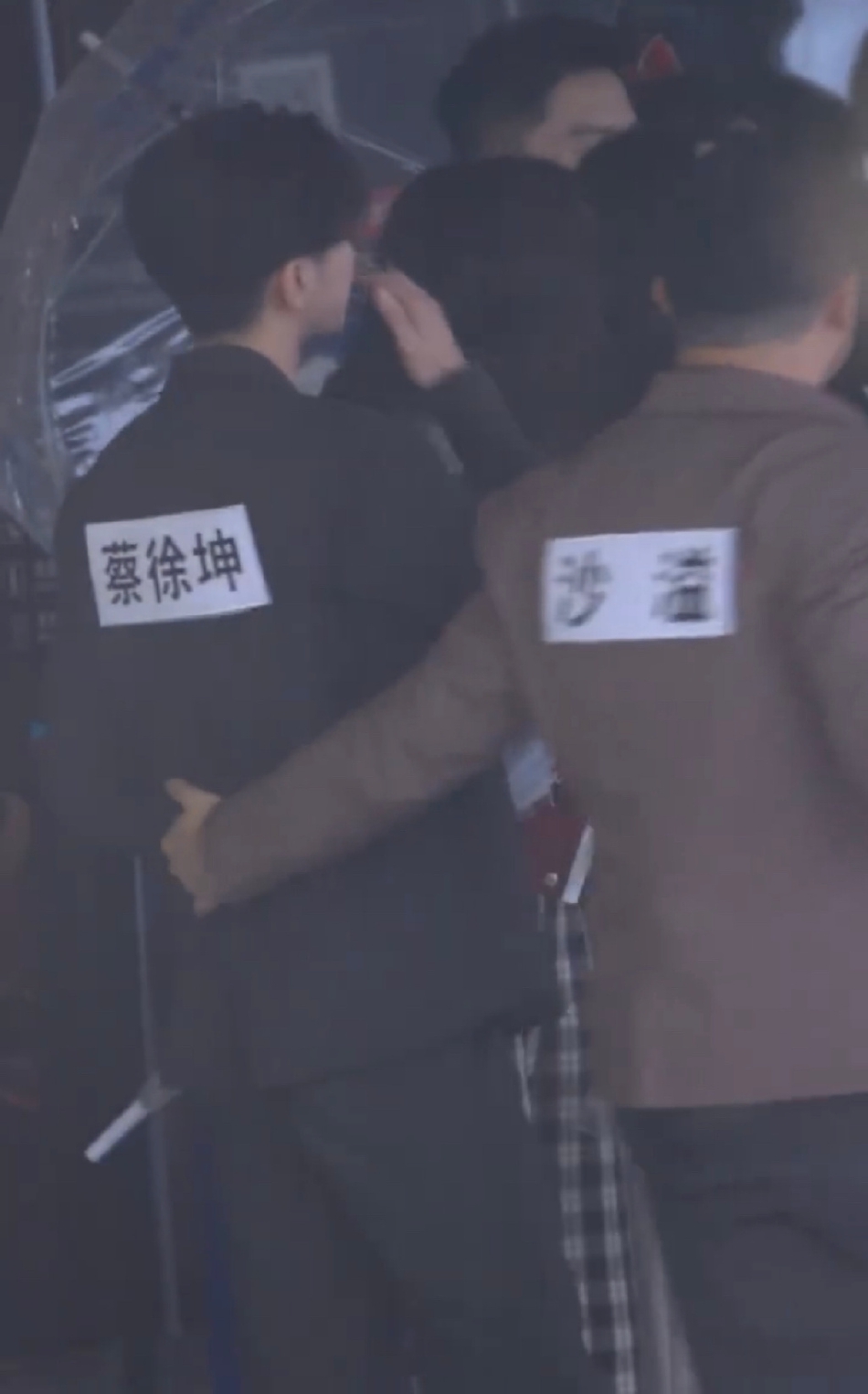 组图：蔡徐坤《奔跑吧》路透曝光被沙溢搂腰关系超好惹人羡第4张图片