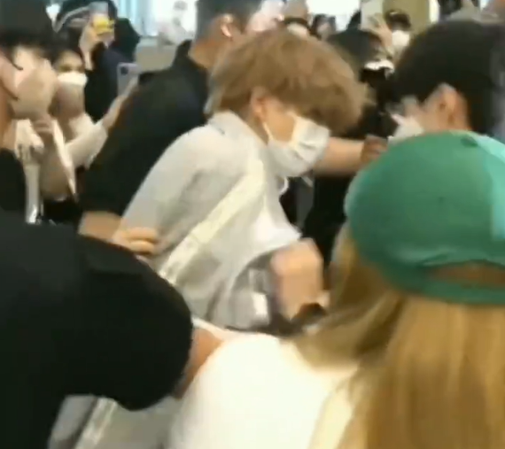 組圖：Straykids機場被圍堵 成員韓知城被撞倒手肘受傷