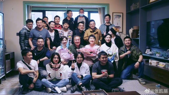 组图：张凯丽孙松新剧杀青晒合影《渴望》后31年再演夫妻