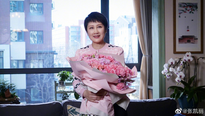 组图：张凯丽孙松新剧杀青晒合影《渴望》后31年再演夫妻