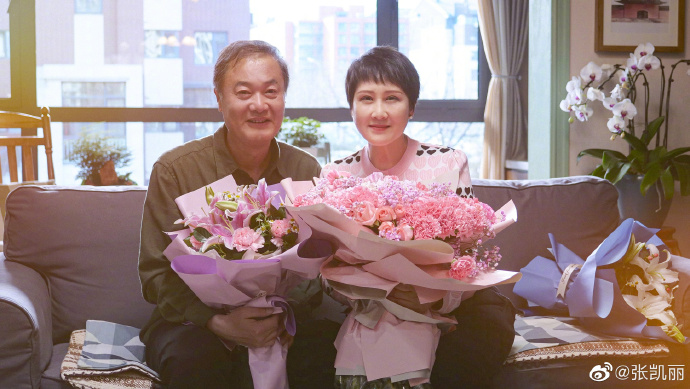 组图：张凯丽孙松新剧杀青晒合影《渴望》后31年再演夫妻