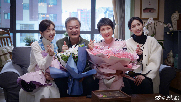 组图：张凯丽孙松新剧杀青晒合影《渴望》后31年再演夫妻