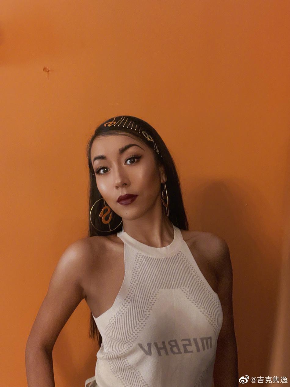 组图:吉克隽逸晒九宫格美照 感谢路人镜头拍出自己美貌_高清图集_新浪