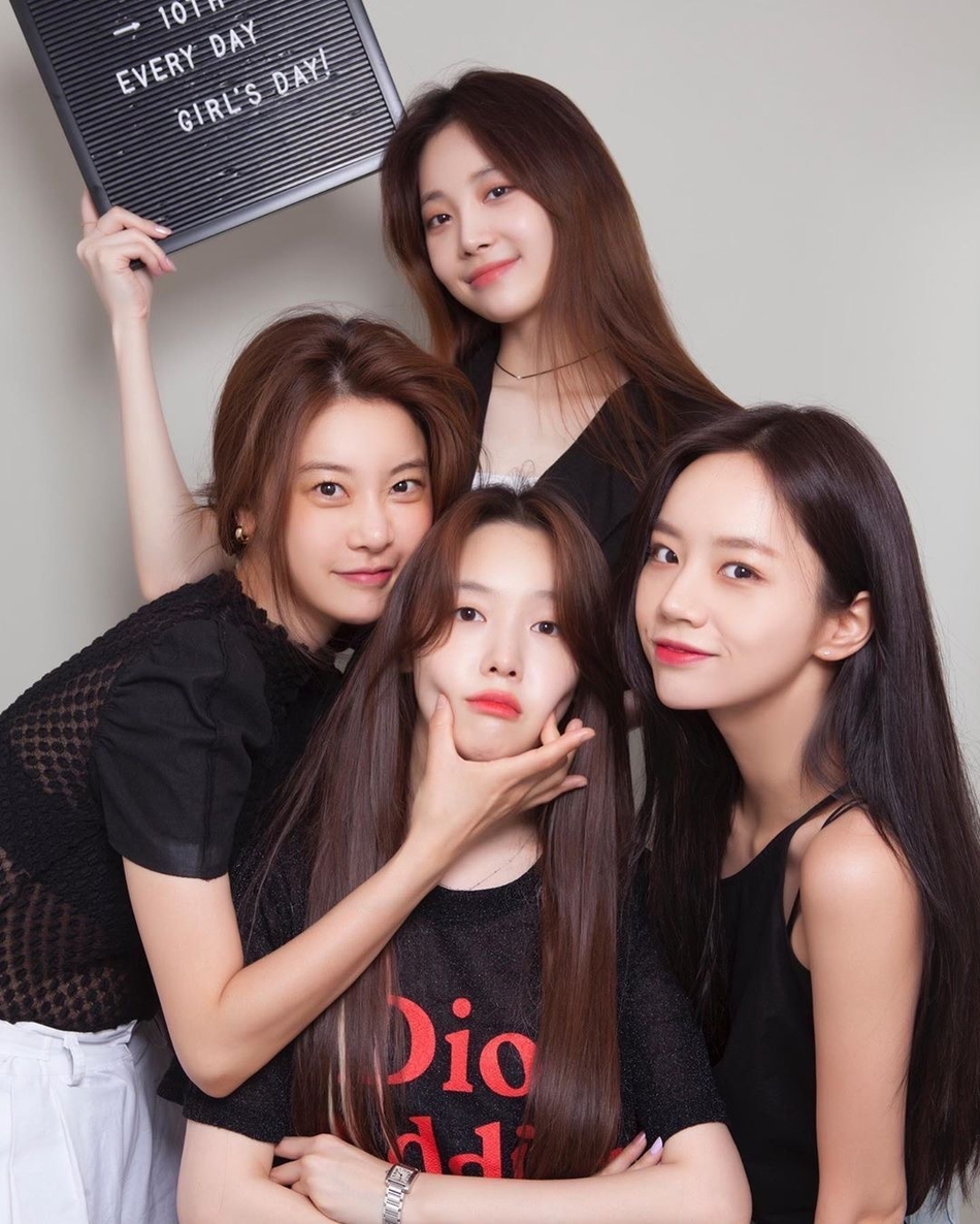 组图：Girlsday出道10周年合影 成员们美貌依旧不输10年前