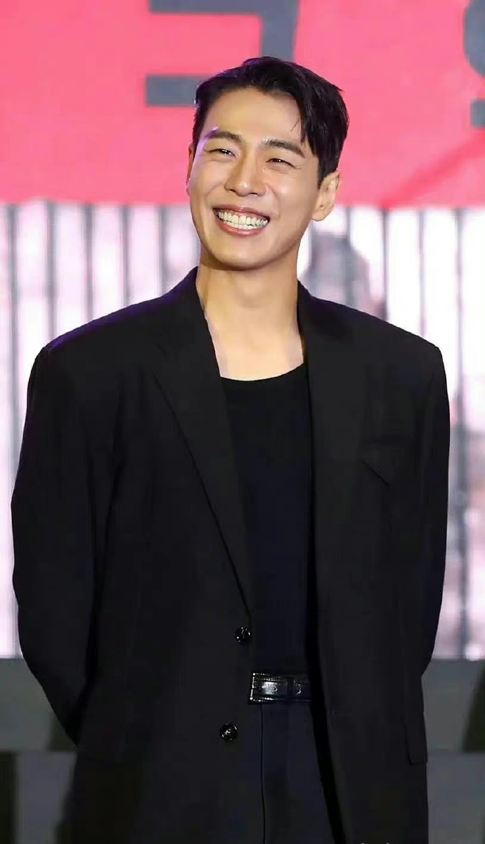 組圖：李玹雨亮相《紙鈔屋》釋出會 近照與之前形象差距大