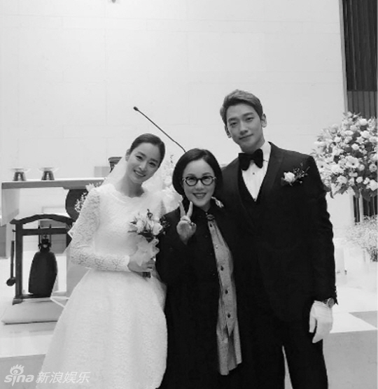 组图:rain金泰熙正面结婚彩照首曝光 挽手灿笑好甜蜜