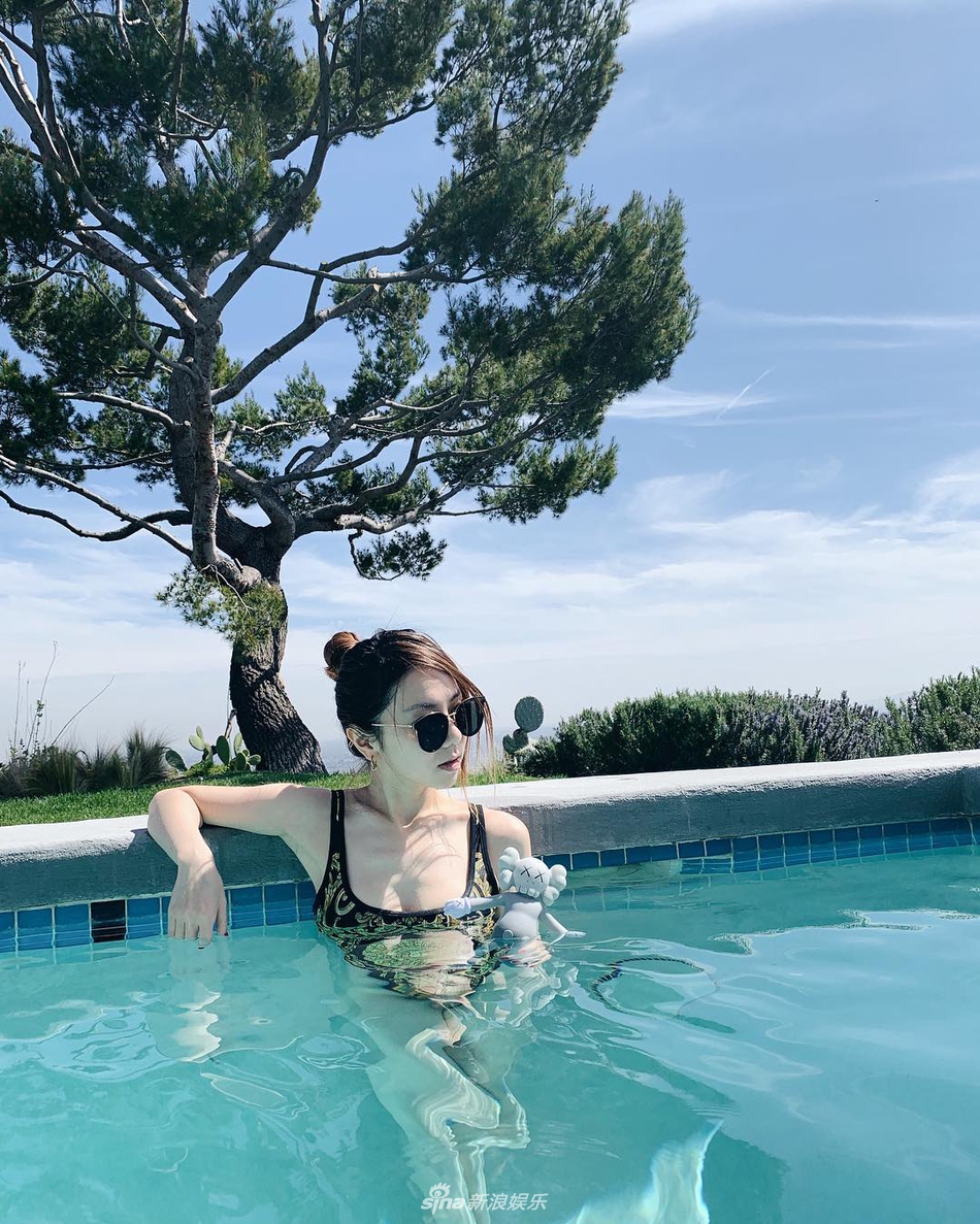 组图:邓紫棋晒性感泳装照 水中白皙美腿若隐若现