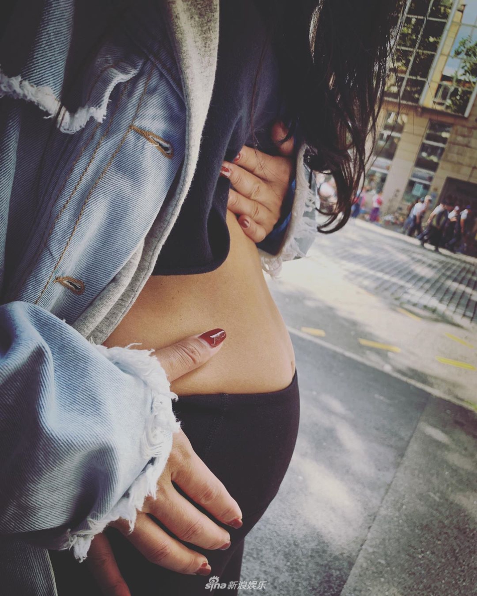 组图:怀三胎了?曹格晒爱妻照片 小腹凸起明显疑似有喜