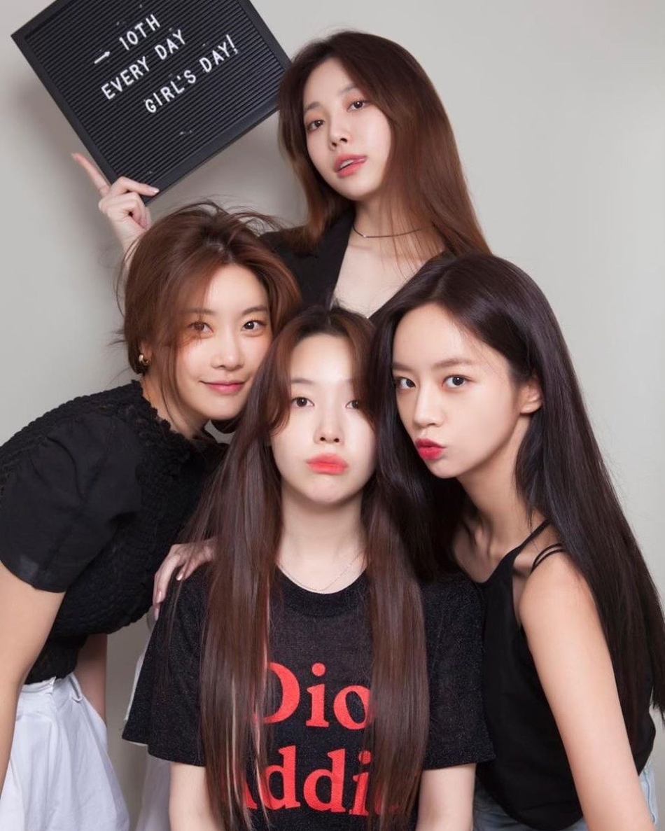 组图：Girlsday出道10周年合影 成员们美貌依旧不输10年前