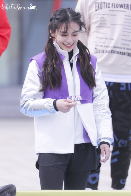 组图:网曝angelababy《跑男》黑龙江路透图 梳双马尾少女感满满