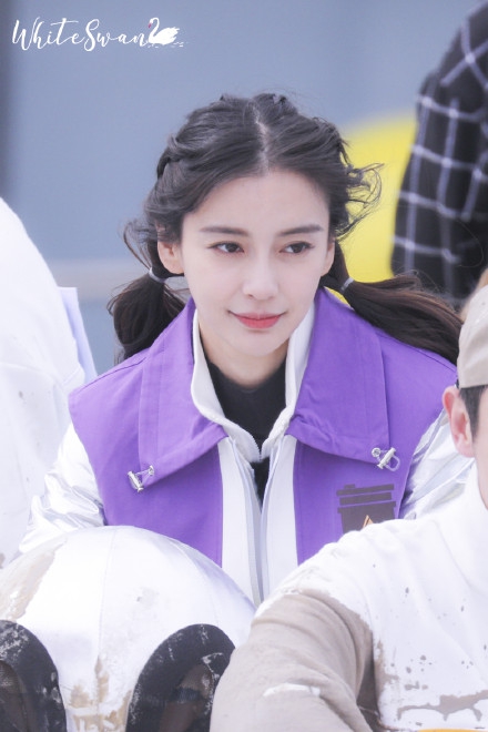 组图:网曝angelababy《跑男》黑龙江路透图 梳双马尾少女感满满