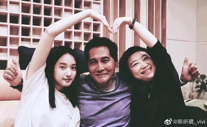 组图：陈昕葳晒与饶雪漫齐秦合影庆祝《左耳》七周年