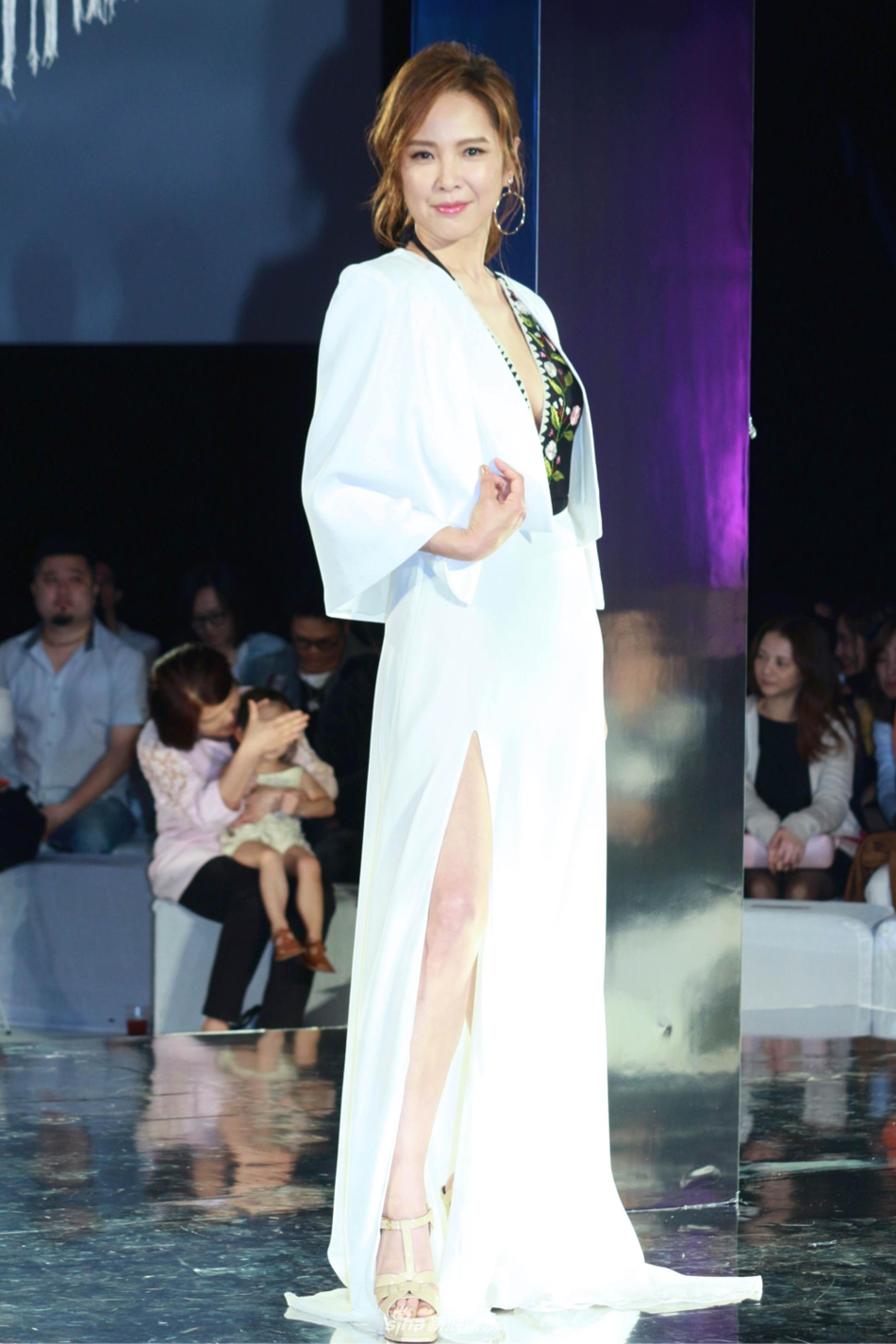 组图:资深性感天后天心穿深v白裙大秀好身材_高清图集_新浪网