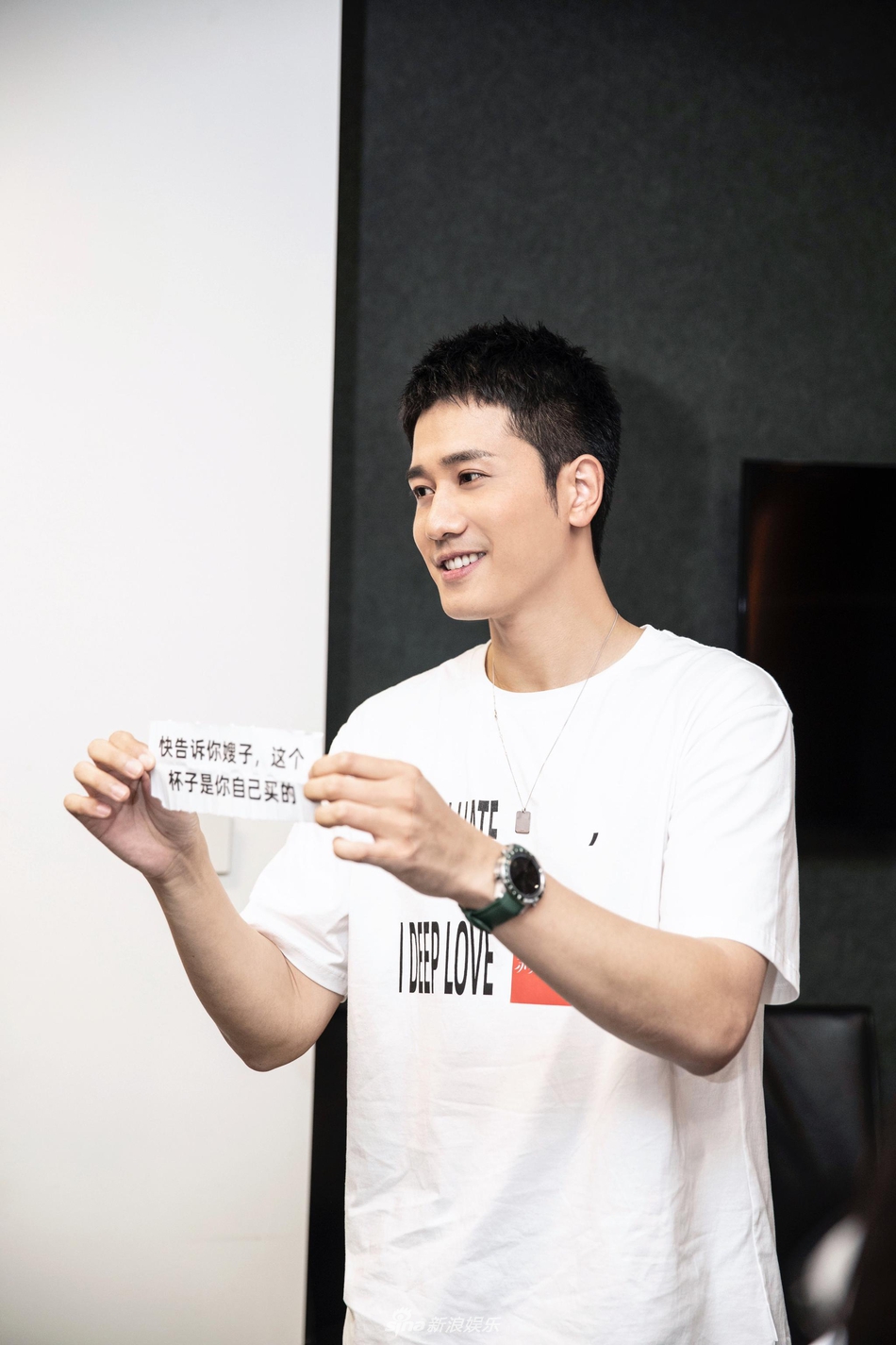 组图彭冠英帅气亮相新浪扫楼再现芝芝咆哮演技在线