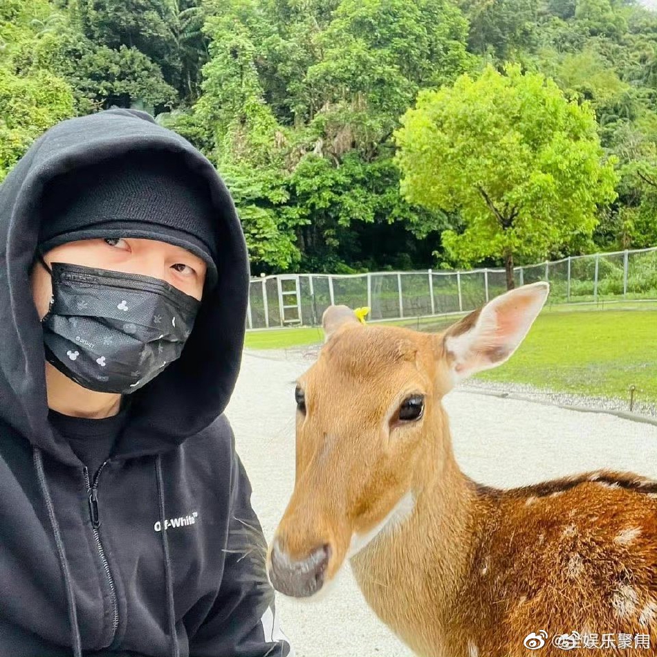 组图：周杰伦ins晒喝冰美式照片笑问怎么还没找我代言第1张图片