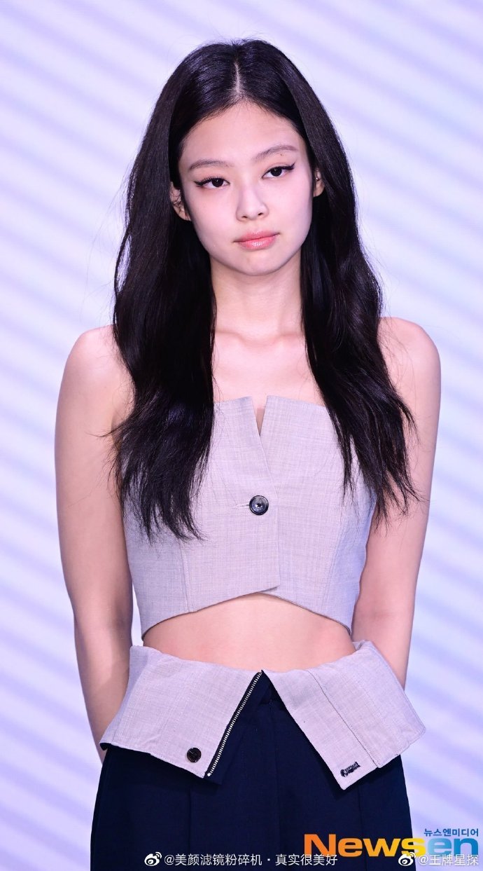 組圖：Jennie最新活動新聞圖曝光 秀直角肩甜笑狀態好