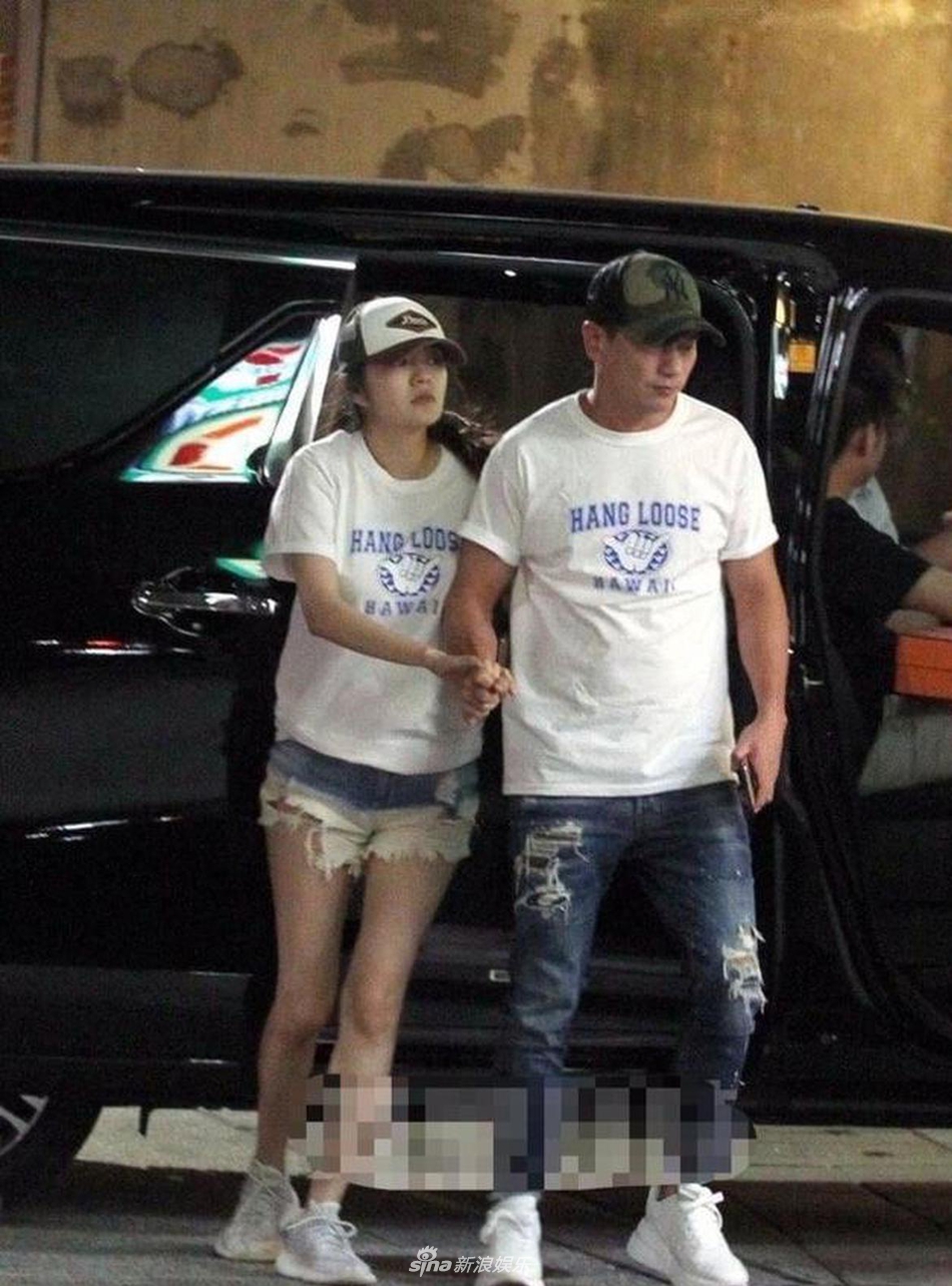 组图:安以轩产后首现身双腿纤细 与老公恩爱手拉手