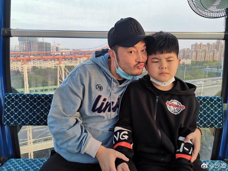 组图:沙溢晒与安吉合照 父子俩对镜头搞怪扮鬼脸