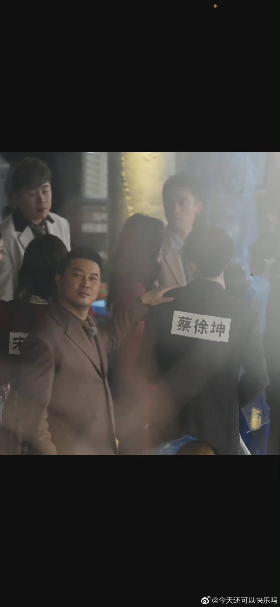 组图：蔡徐坤《奔跑吧》路透曝光被沙溢搂腰关系超好惹人羡第2张图片