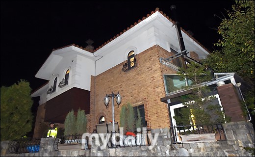 组图:雪莉遗体通过救护车载离现场 韩警方在雪莉住宅调查结束