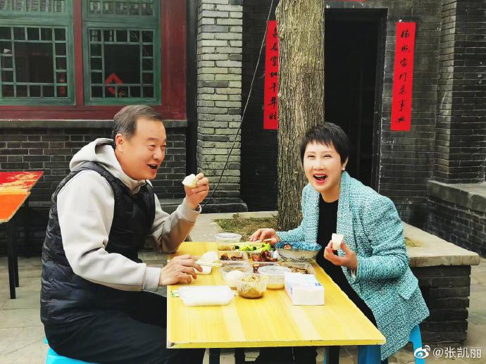 组图：张凯丽孙松新剧杀青晒合影《渴望》后31年再演夫妻